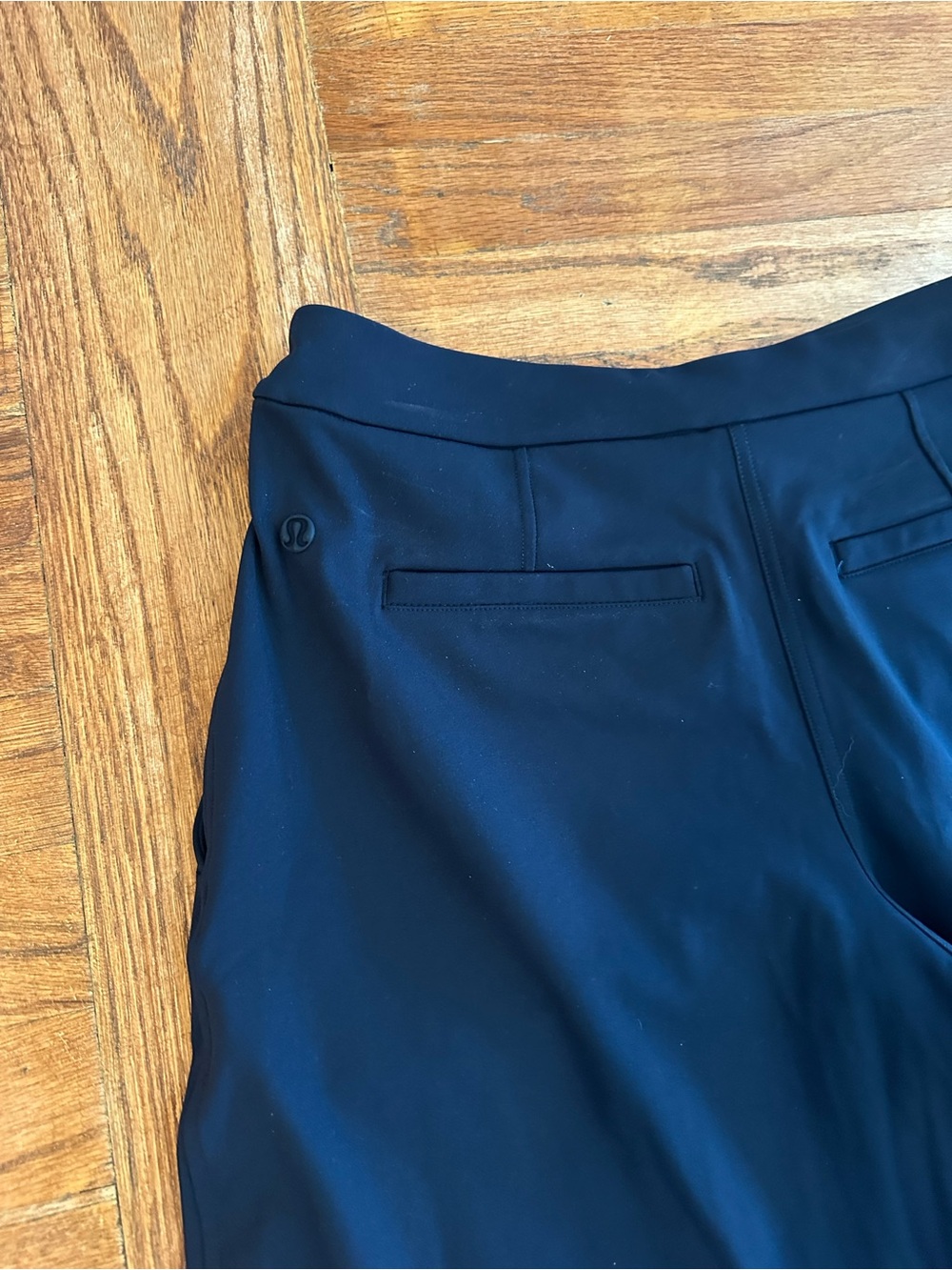 Lululemon Straight-Leg Mid-Rise Pant Luxtreme
Regular Woman's S Navy - Picture 8 of 10
